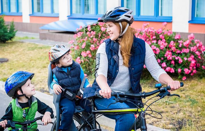 retrouvez nos conseils sécurité pour les enfants faisant du vélo avec leurs parents