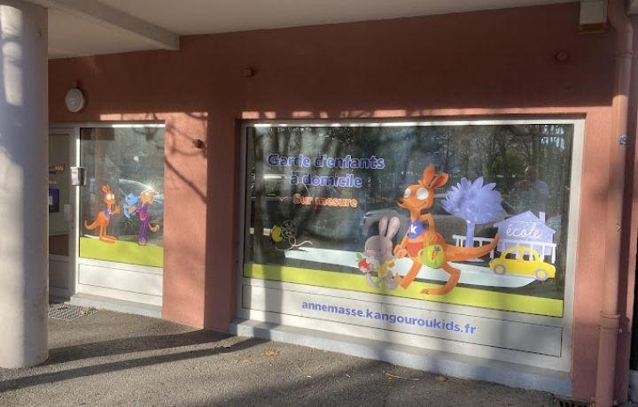 Vitrine extérieure de l'agence Kangourou Kids d'Annemasse