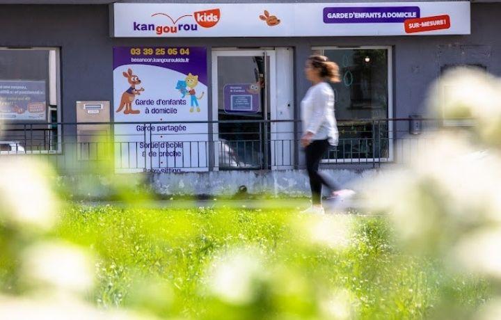 Vitrine extérieure de l'agence Kangourou Kids de Besançon