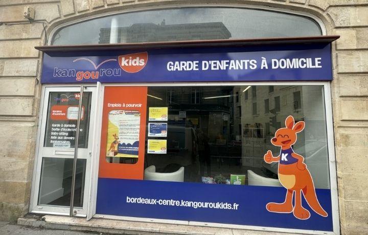 Vitrine extérieure de l'agence Kangourou Kids de Bordeaux centre