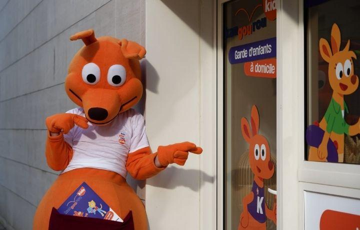Vitrine extérieure de l'agence Kangourou Kids de Bordeaux est