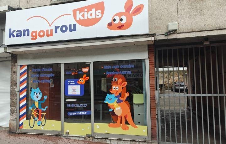 Vitrine extérieure de l'agence Kangourou Kids de Boulogne-sur-Mer