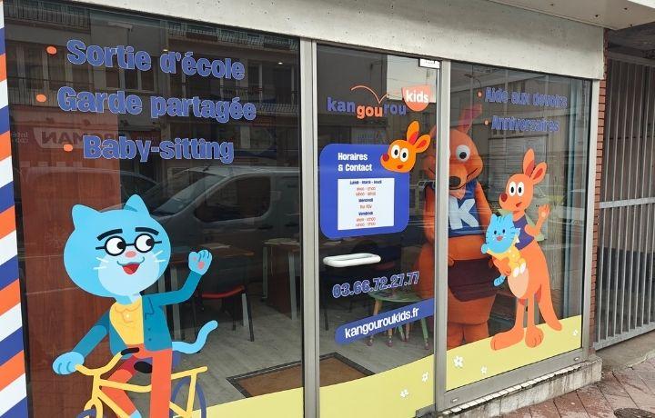 Vitrine extérieure de l'agence Kangourou Kids de Boulogne-sur-Mer