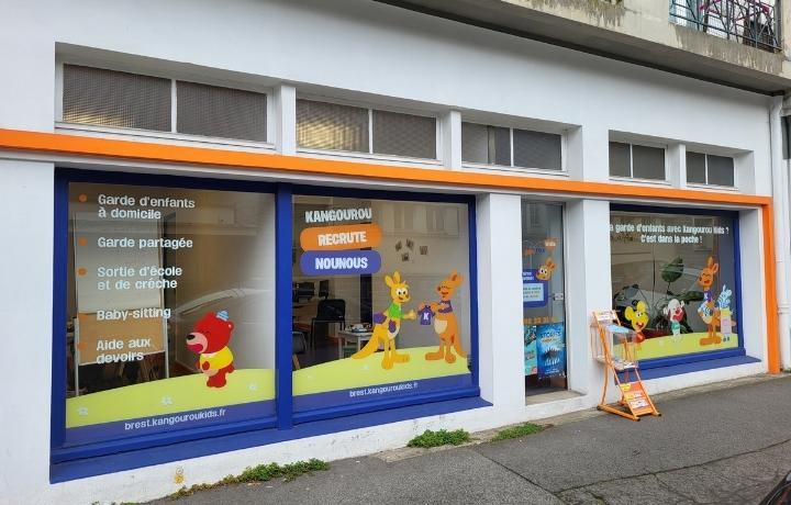 Vitrine extérieure de l'agence Kangourou Kids de Brest