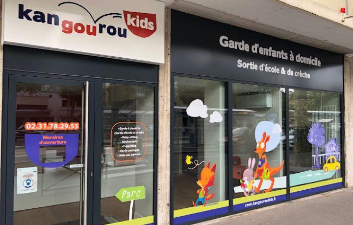 Vitrine extérieure de l'agence Kangourou Kids de Caen