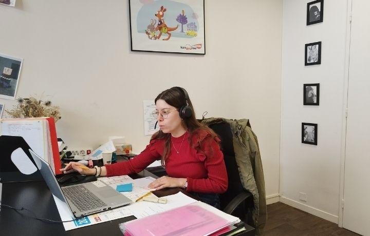 Employée de l'agence Kangourou Kids de Chalon-sur-Saône en situation de travail
