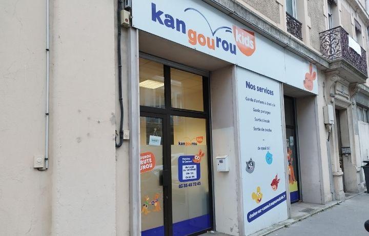 Vitrine extérieure de l'agence Kangourou Kids de Chalon-sur-Saône
