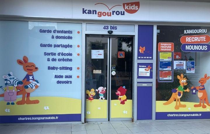 Vitrine extérieure de l'agence Kangourou Kids de Chartres