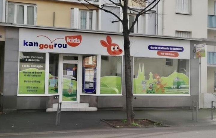 Vitrine extérieure de l'agence Kangourou Kids de Clermont-Ferrand