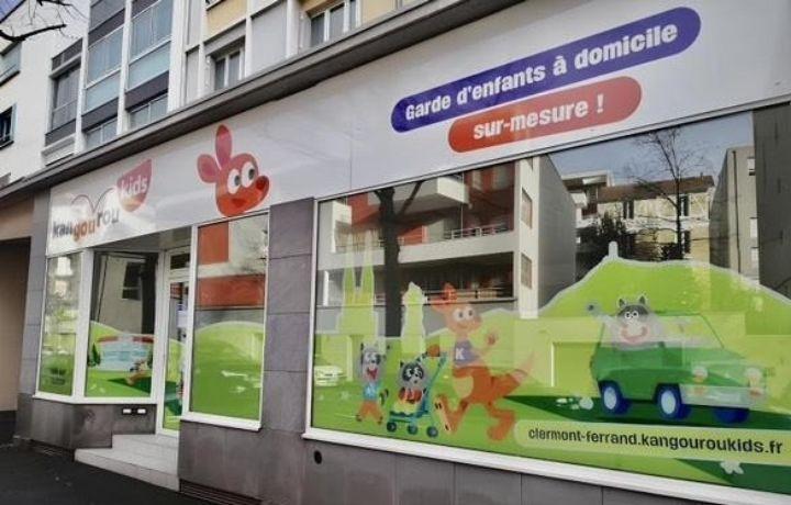 Vitrine extérieure de l'agence Kangourou Kids de Clermont-Ferrand