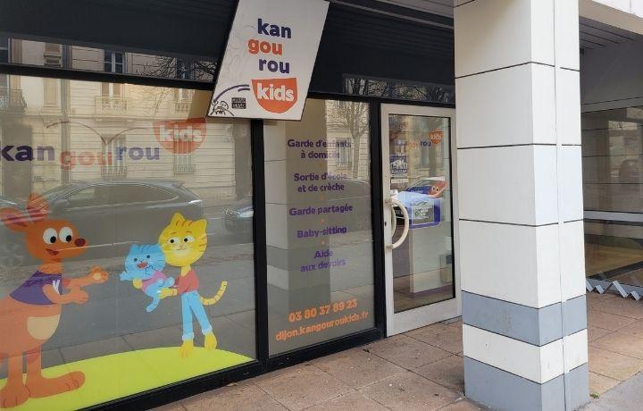 Vitrine extérieure de l'agence Kangourou Kids de Dijon