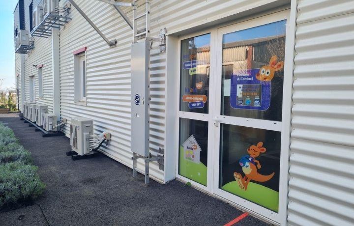 Entrée et façade extérieure de l'agence Kangourou Kids de Draguignan (Le Muy)