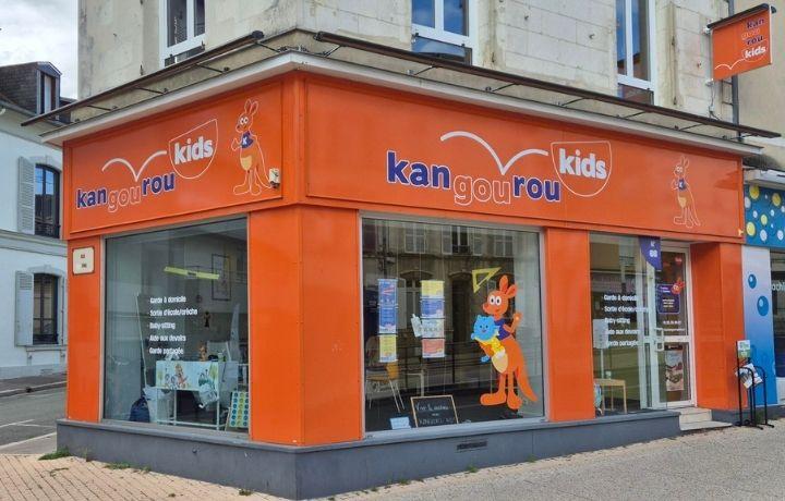 Vitrine extérieure de l'agence Kangourou Kids du Mans