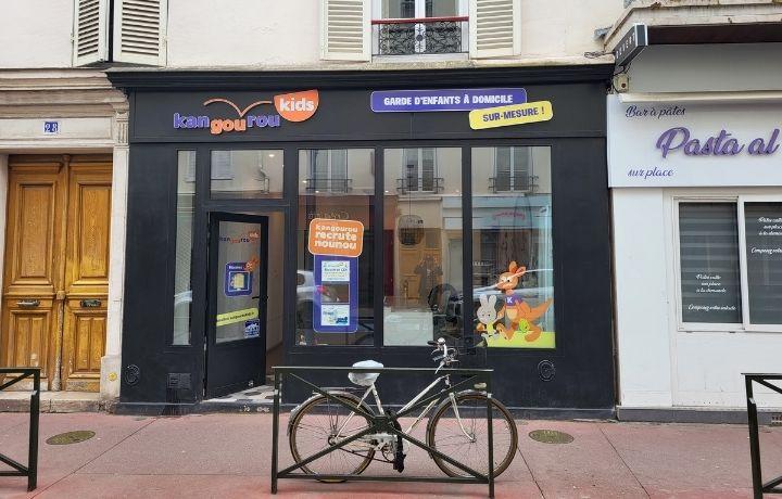 Vitrine extérieure de l'agence Kangourou Kids de Levallois-Perret