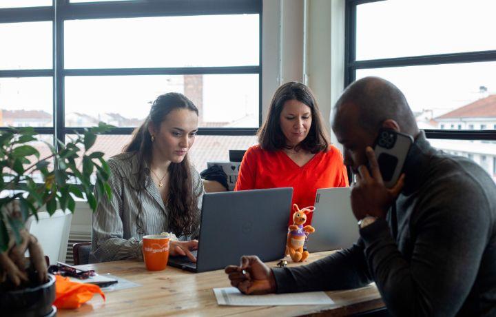 Photo de l'équipe commerciale qui compose l'agence Kangourou Kids de Lyon est