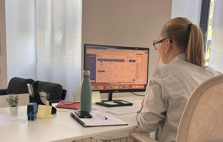 Chargée de clientèle à son poste de travail au sein de l'agence Kangourou Kids de Lyon ouest