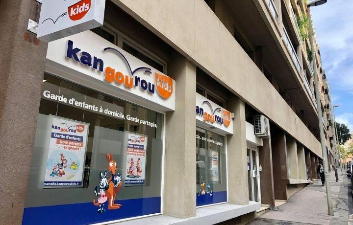 Vitrine extérieure de l'agence Kangourou Kids de Marseille