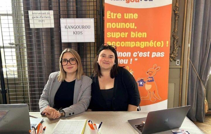 Nos assistantes d'agences qui tiennent un stand à un salon professionnel sur le thème de l'emploi et de la formation