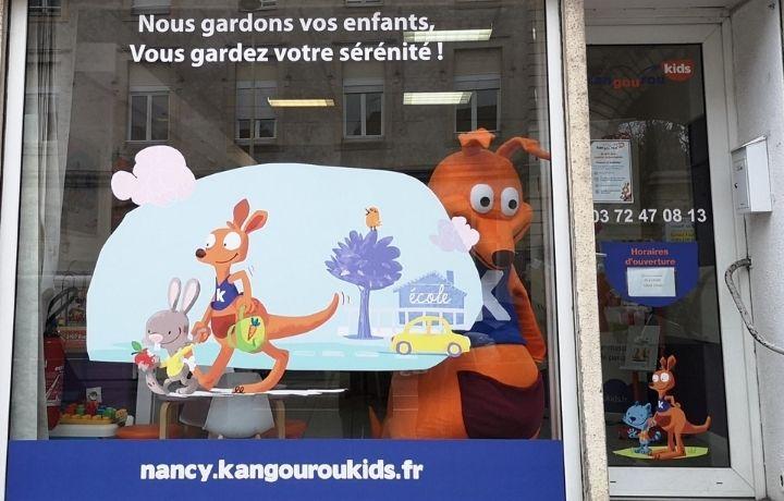 Vitrine extérieure de l'agence Kangourou Kids de Nancy