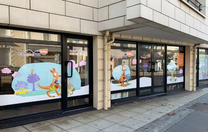 Vitrine extérieure de l'agence Kangourou Kids de Nantes