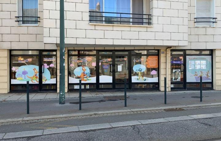 Vue de la rue de l'agence Kangourou Kids de Nantes