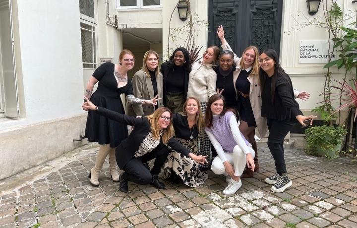 Photo d'équipe de l'agence Kangourou Kids de Paris Nord Ouest à l'extérieur du bâtiment