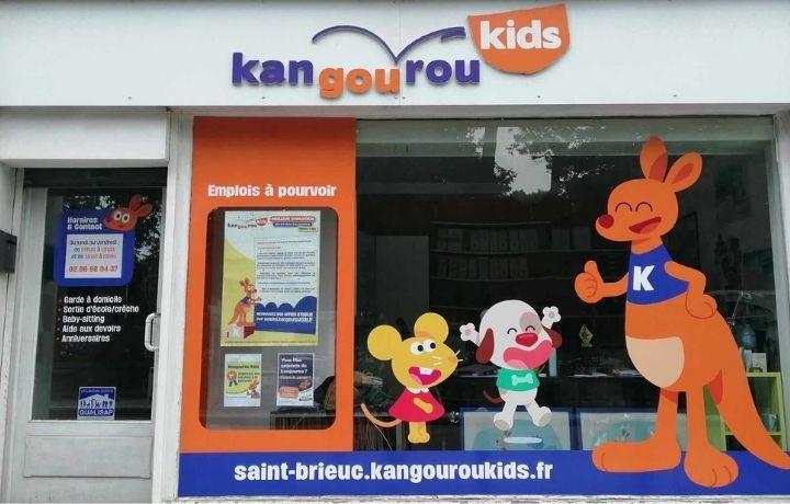 Vitrine extérieure de l'agence Kangourou Kids de Saint-Brieuc
