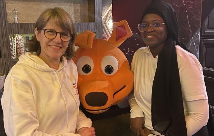 Photo de Florence Julliand, responsable de l'agence Kangourou Kids de Saint-Maur-des-Fossés avec une collaboratrice