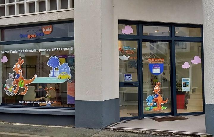 Vitrine extérieure de l'agence Kangourou Kids de Saint-Nazaire