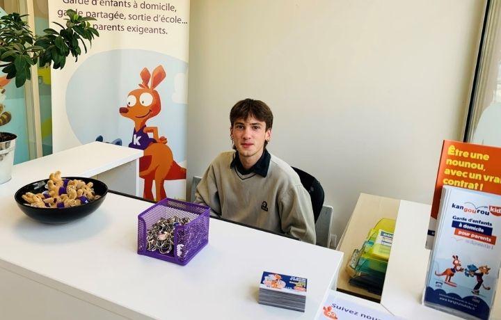 Collaborateur à son poste de travail à l'agence Kangourou Kids de Valence