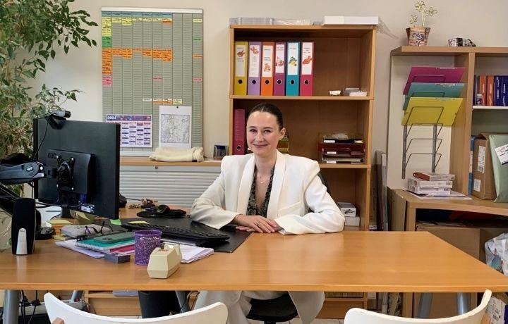 Collaboratrice à son poste de travail à l'agence Kangourou Kids de Valence