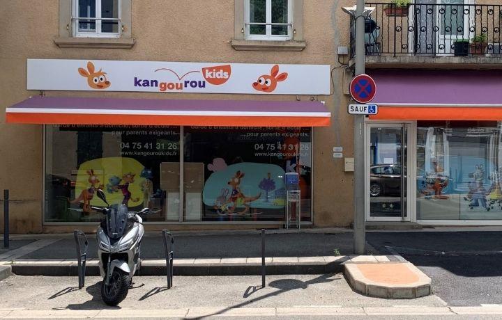 Vitrine extérieure de l'agence Kangourou Kids de Valence (Drôme)