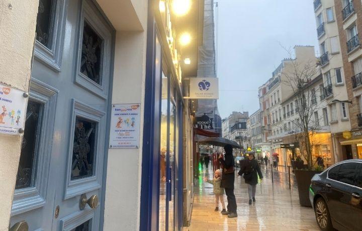 Porte d'entrée côté rue de l'agence Kangourou Kids de Vincennes