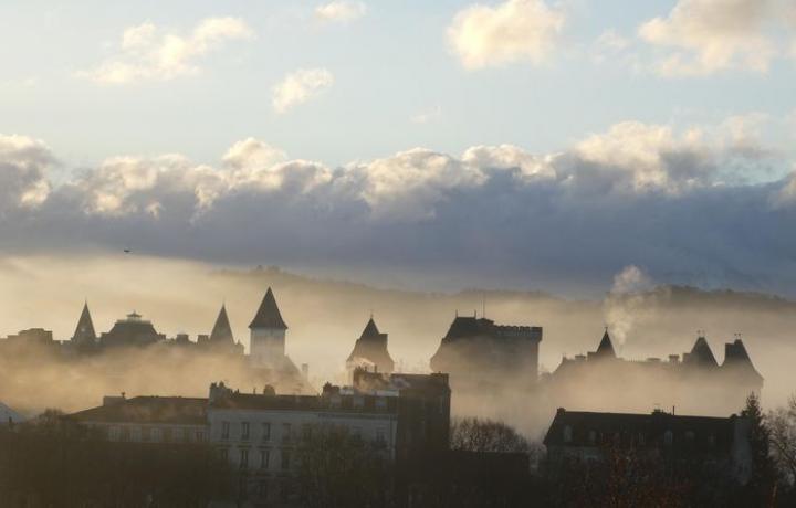 Vue en hauteur de la ville de Pau avec un épais brouillard matinal
