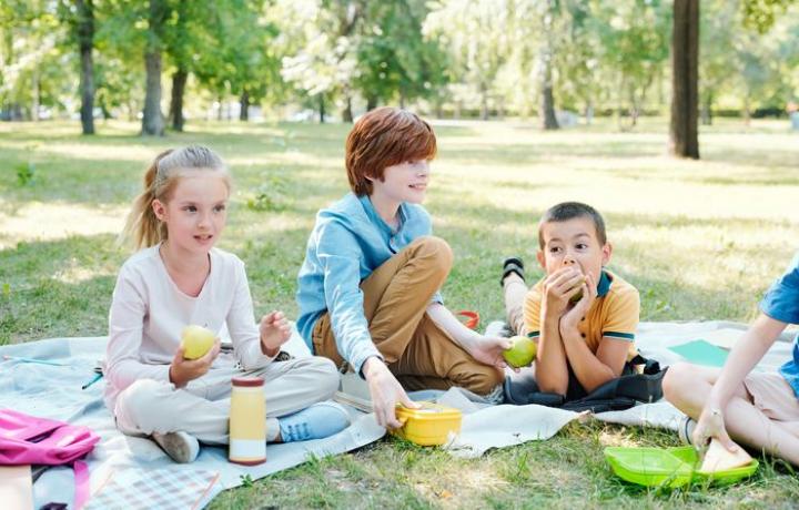 Enfants qui font un pique nique dans un parc