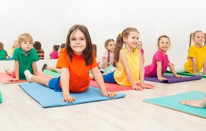 Cours de yoga pour enfant : apprentissage des postures