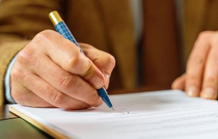 Signature d'un contrat de franchise Kangourou Kids
