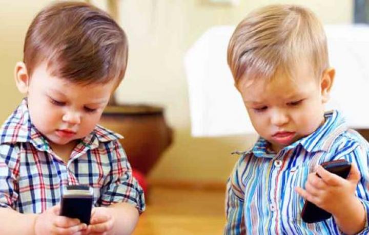 deux jeunes enfants avec smartphones