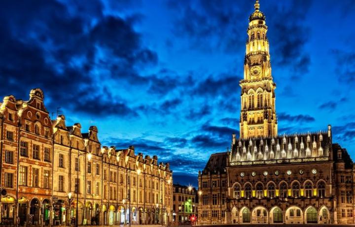 Vue de nuit sur la ville d'Arras et son Beffroi