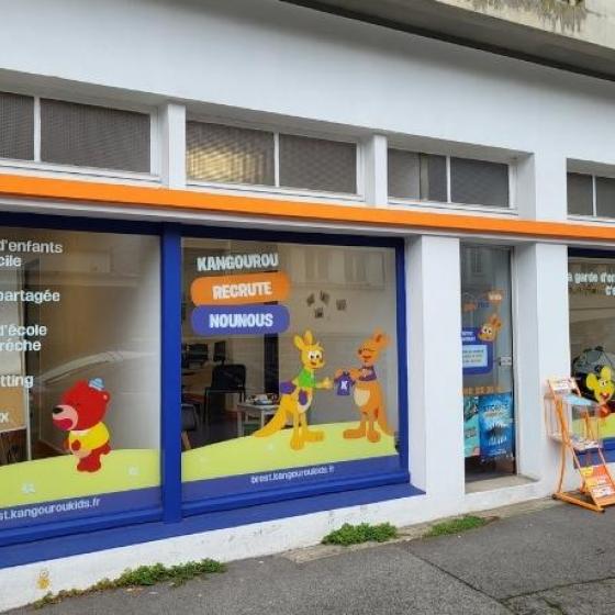 Vitrine extérieure de l'agence Kangourou Kids de Brest
